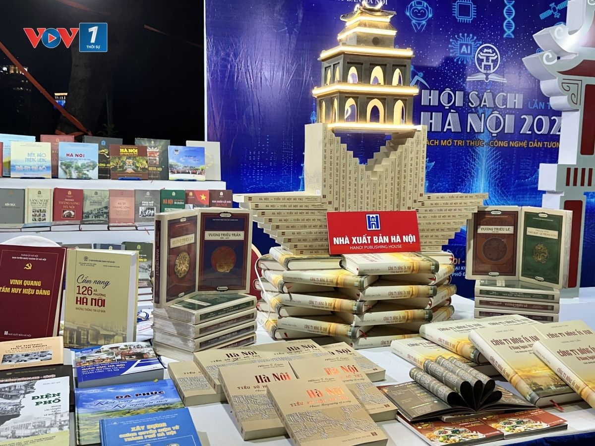 Numerous books on the culture and history of Thang Long - Hanoi are being introduced to readers. (Photo: VOV)