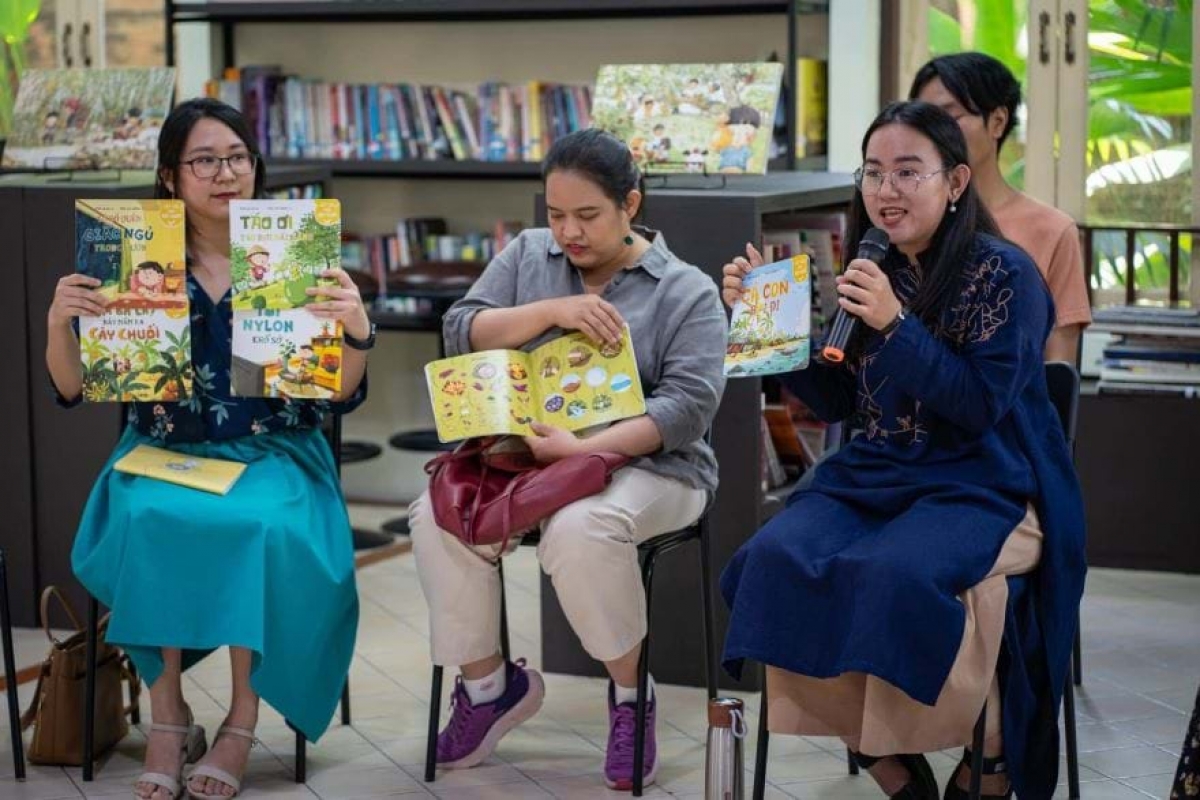 Autorin Nguyen Huu Quynh Huong (1.v.r.) stellt Kinderbücher vor. (Foto: nguoidothi.net.vn)