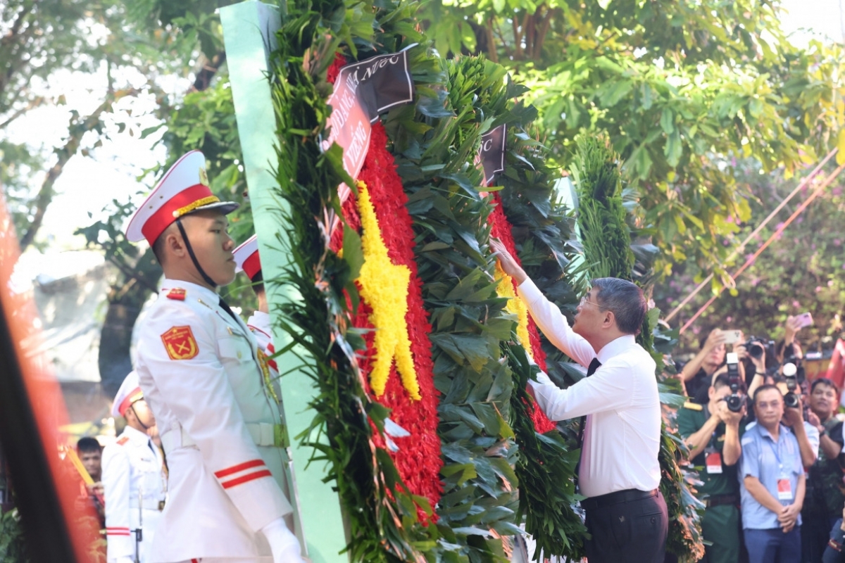 Thủ tướng Lê Minh Hưng cùng các đại biểu dâng hoa, dâng hương và dành một phút tưởng niệm cố Tổng Bí thư Trần Phú cùng các Anh hùng liệt sĩ.