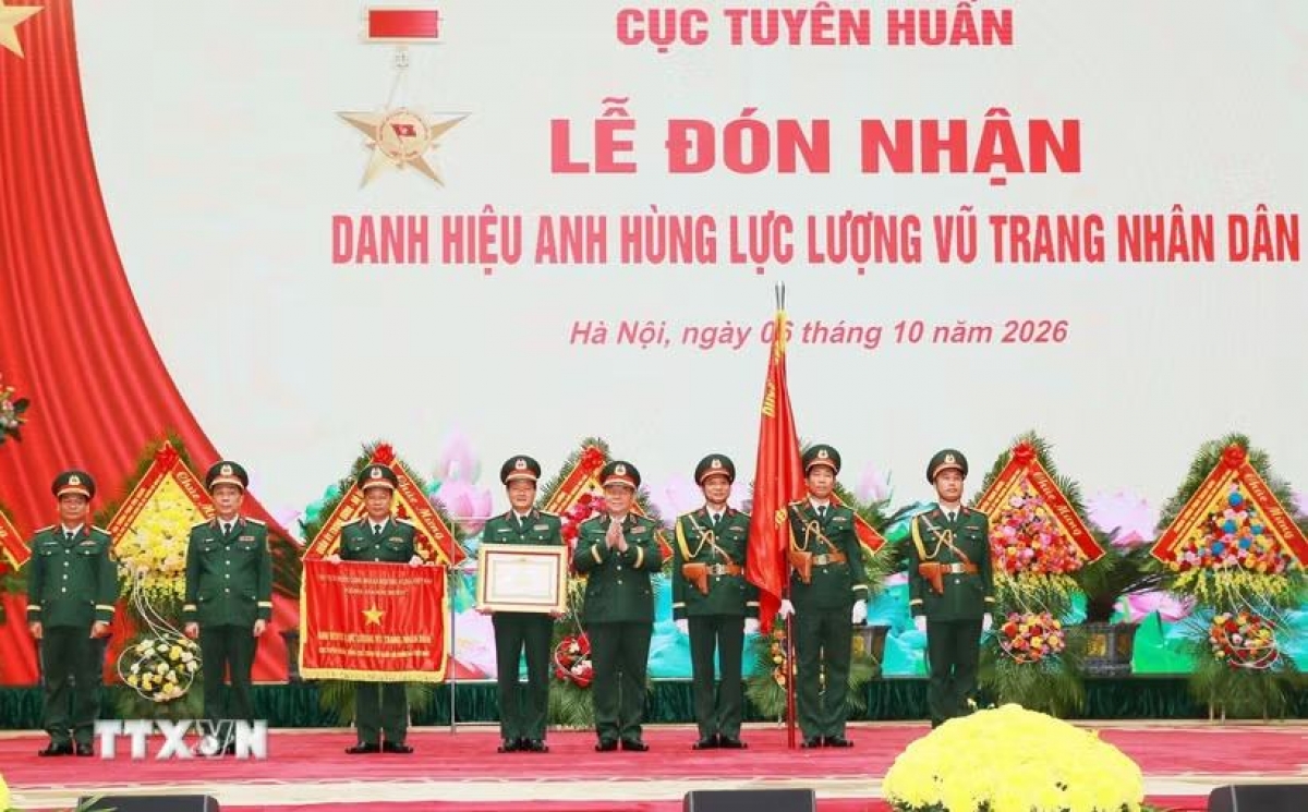 Đại tướng Nguyễn Trọng Nghĩa, Chủ nhiệm Tổng cục Chính trị Quân đội nhân dân Việt Nam trao Danh hiệu Anh hùng Lực lượng vũ trang nhân dân cho Cục Tuyên huấn. Ảnh: Trọng Đức/TTXVN