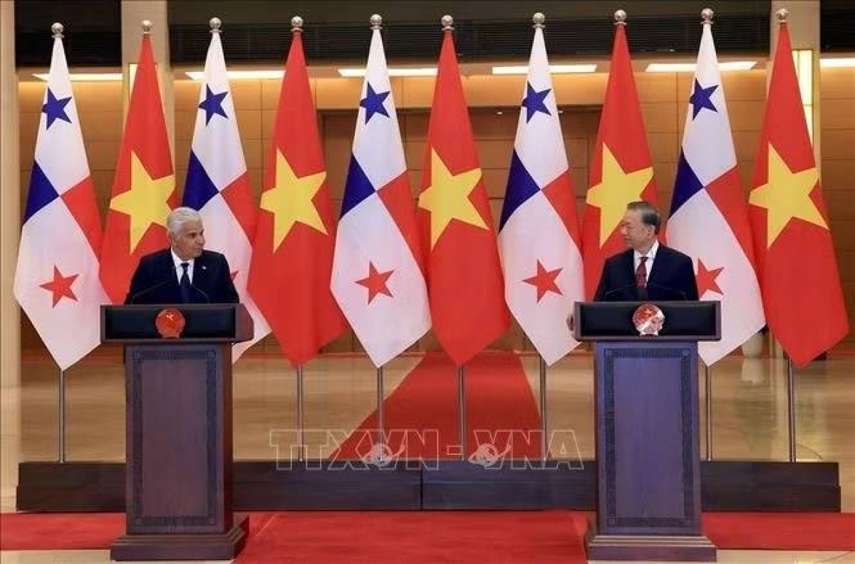  Le secrétaire général du Parti communiste vietnamien et président de la République, Tô Lâm, et le président panaméen José Raúl Mulino rencontrent la presse, à l’issue de leur entretien. Photo: Tuân Anh/TTXVN