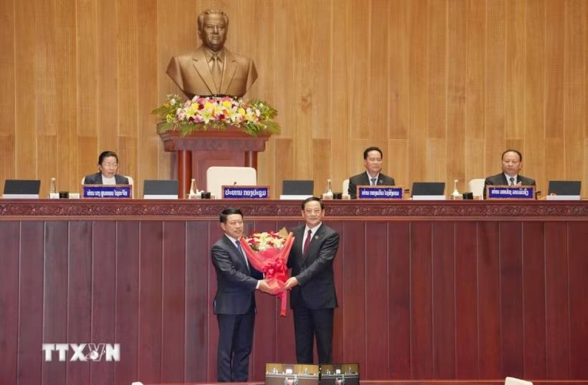 Chủ tịch Quốc hội Lào khóa X Sonexay Siphandone (phải) tặng hoa chúc mừng Thủ tướng Chính phủ Lào khóa X Saleumxay Kommasit. Ảnh: Xuân Tú/TTXVN