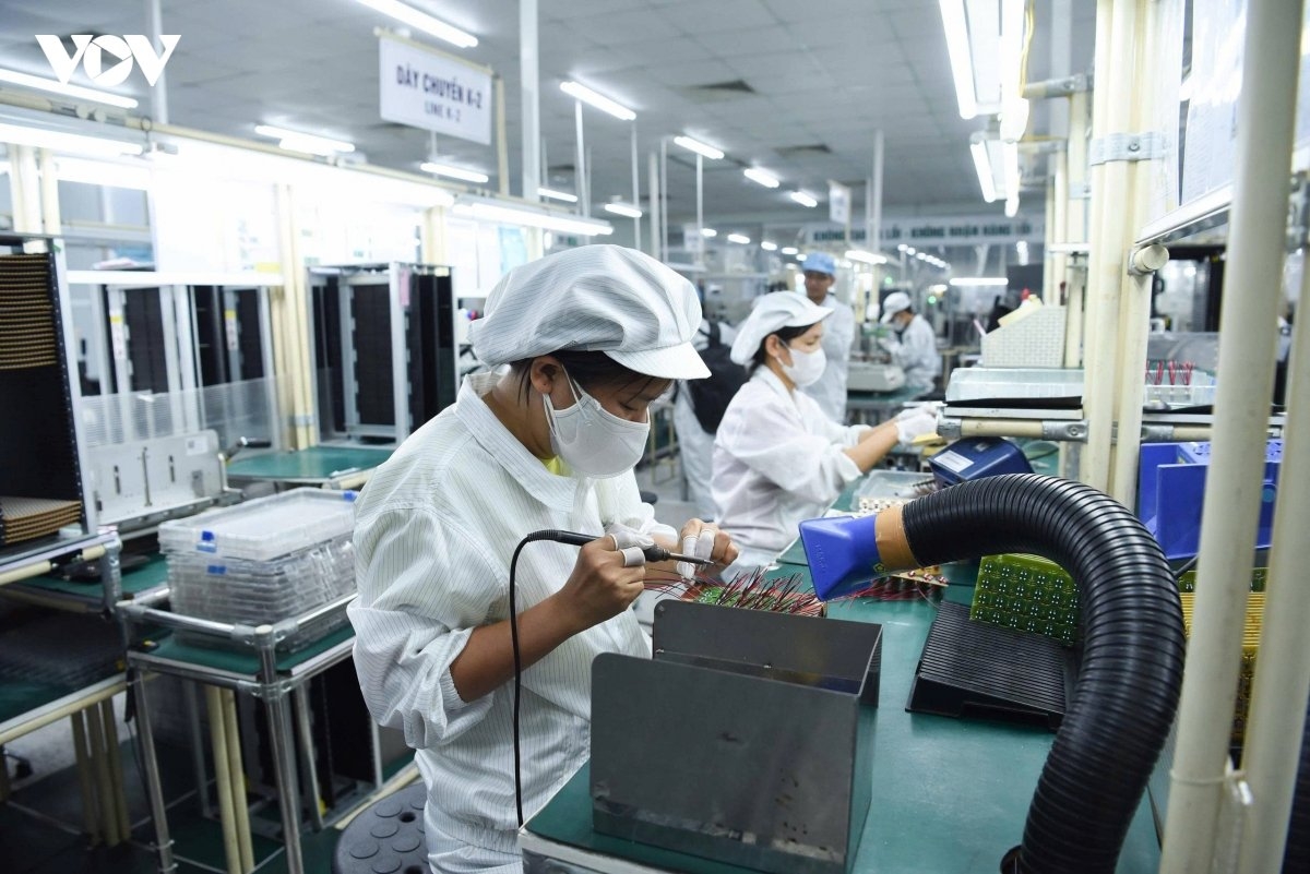 Des ouvriers travaillent dans une zone industrielle de Bac Ninh. Photo: Tiên Dung/VOV.VN