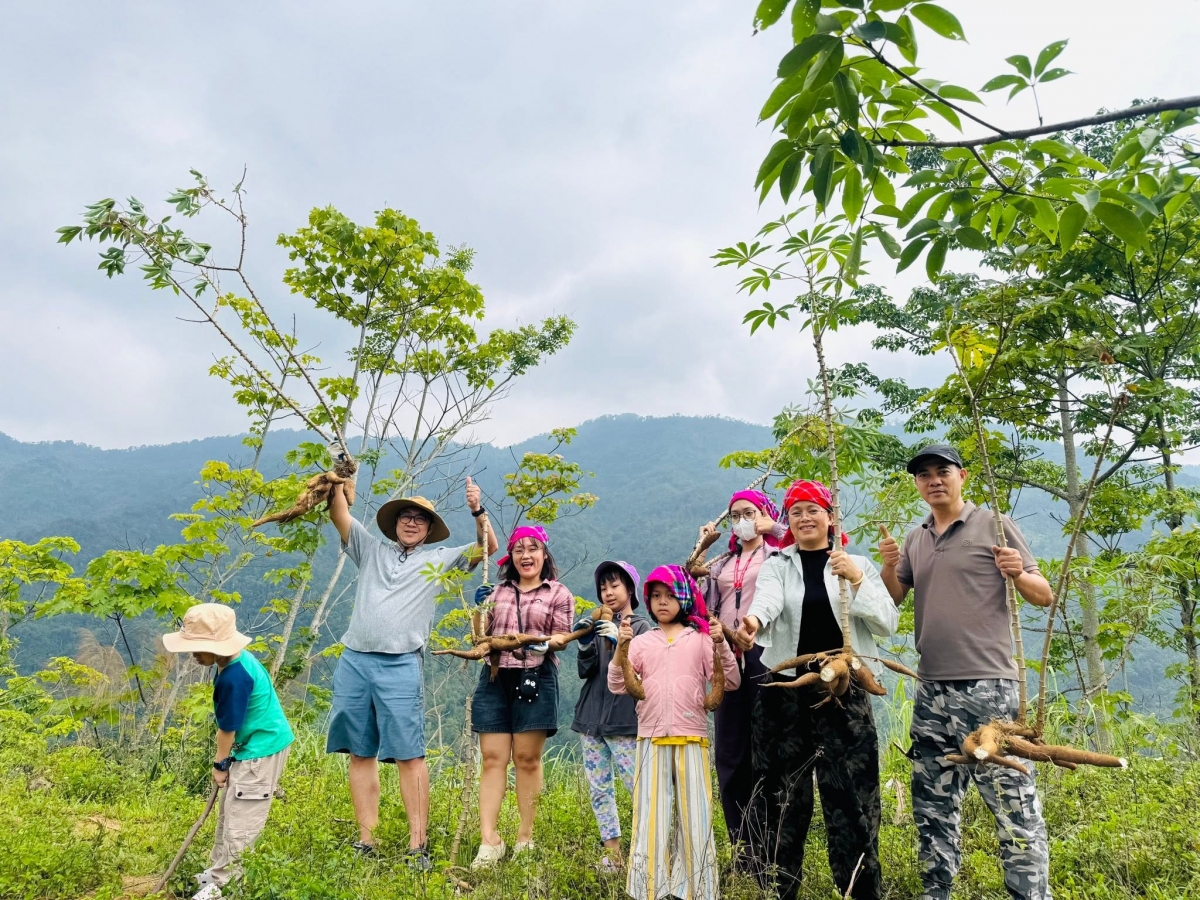 Visitors to Happy Village can enjoy a variety of hands-on activities, such as hiking and harvesting cassava. (Photo: Happy Village's Facebook Fanpage)