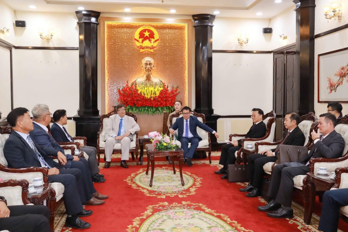 Lãnh đạo UBND Tỉnh Lâm Đồng chụp ảnh kỷ niệm cùng đoàn công tác Hiệp hội VKBIA và các đối tác Hàn Quốc