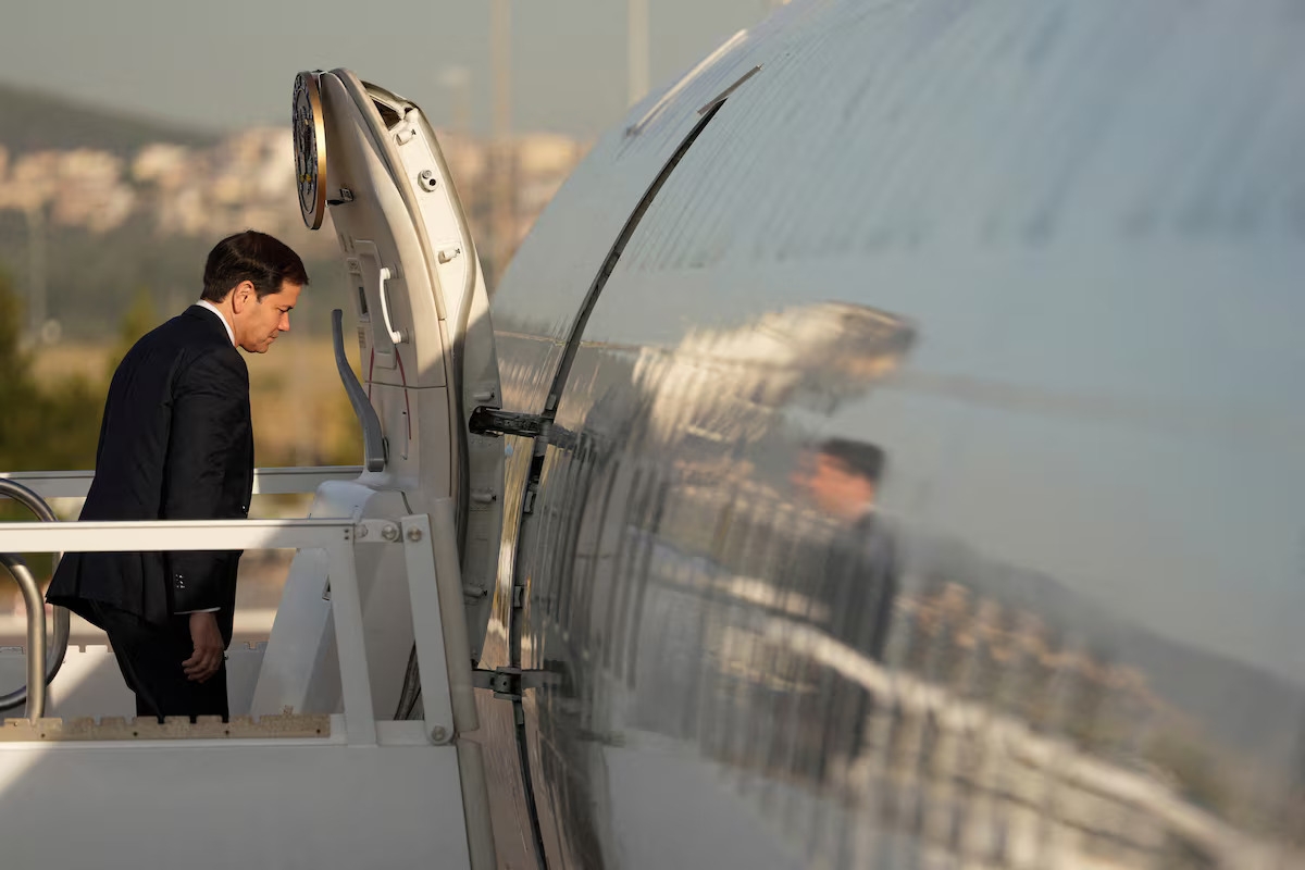 Le secrétaire d'État américain Marco Rubio monte à bord d'un avion le 8 octobre 2026, à l'aéroport international Elefthérios-Venizélos d'Athènes, en Grèce.<br>
Photo: Mark Schiefelbein / Pool via REUTERS