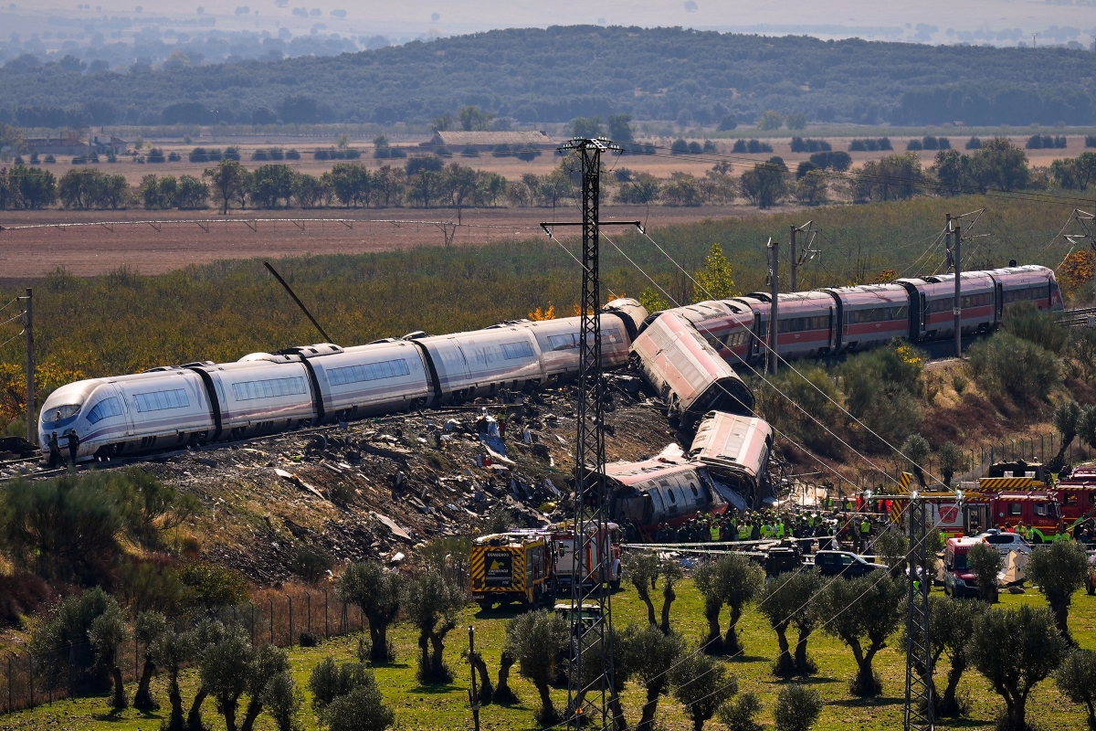 Lugar del accidente entre trenes de alta velocidad en España, el 28 de octubre. Foto: AP Photo/Manu Fernandez