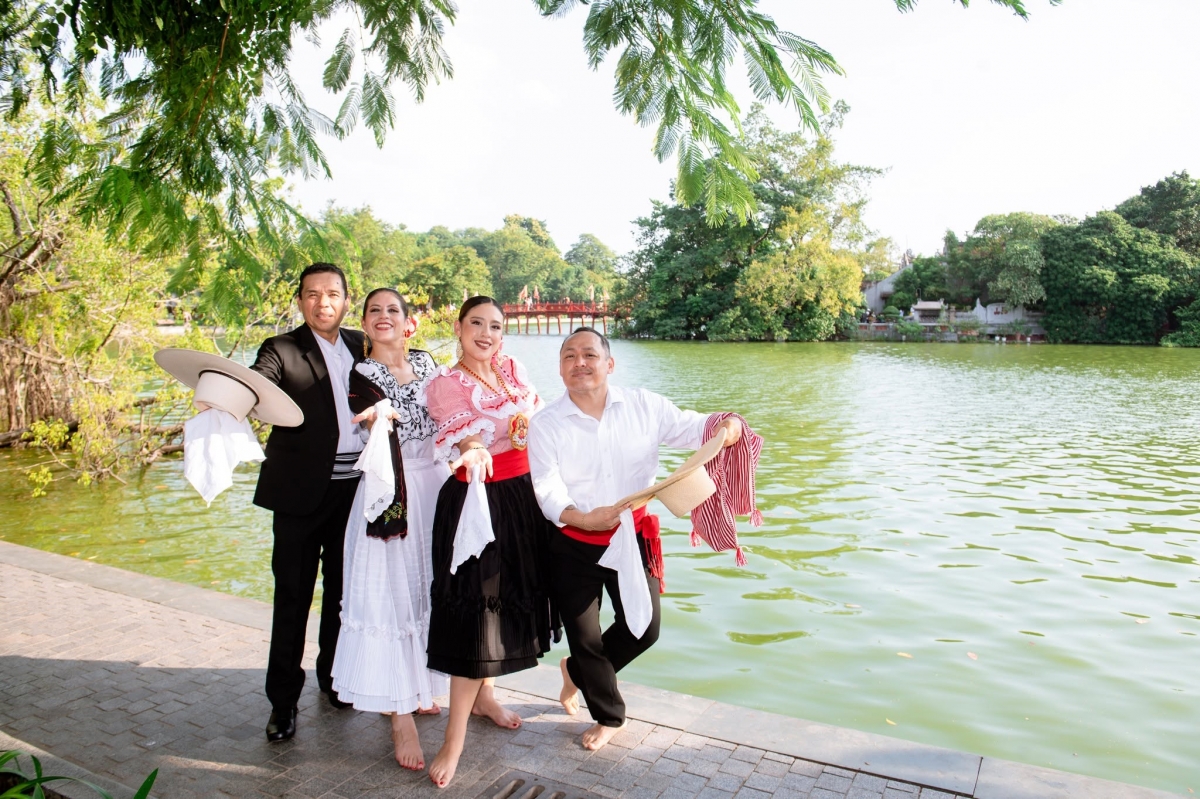 Artists from the Sol y Luna Peruvian Dance School Japan pose for a photo by Hoan Kiem Lake in Hanoi. (Photo: Embassy of Peru in Vietnam)