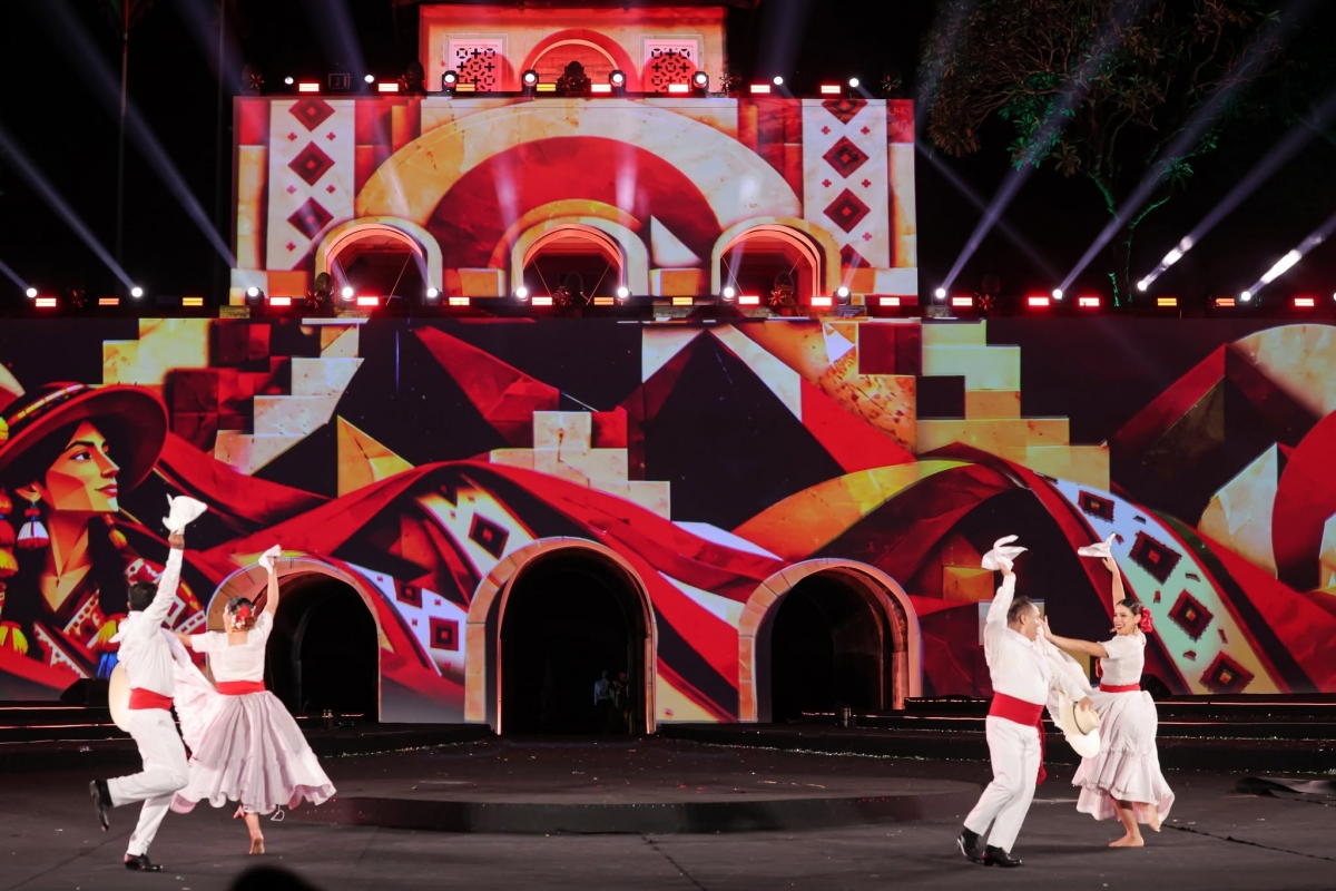Artists from the Sol y Luna Peruvian Dance School Japan perform the iconic Marinera dance at the Cultures of the World Festival in Hanoi earlier this month. (Photo: Embassy of Peru in Vietnam)