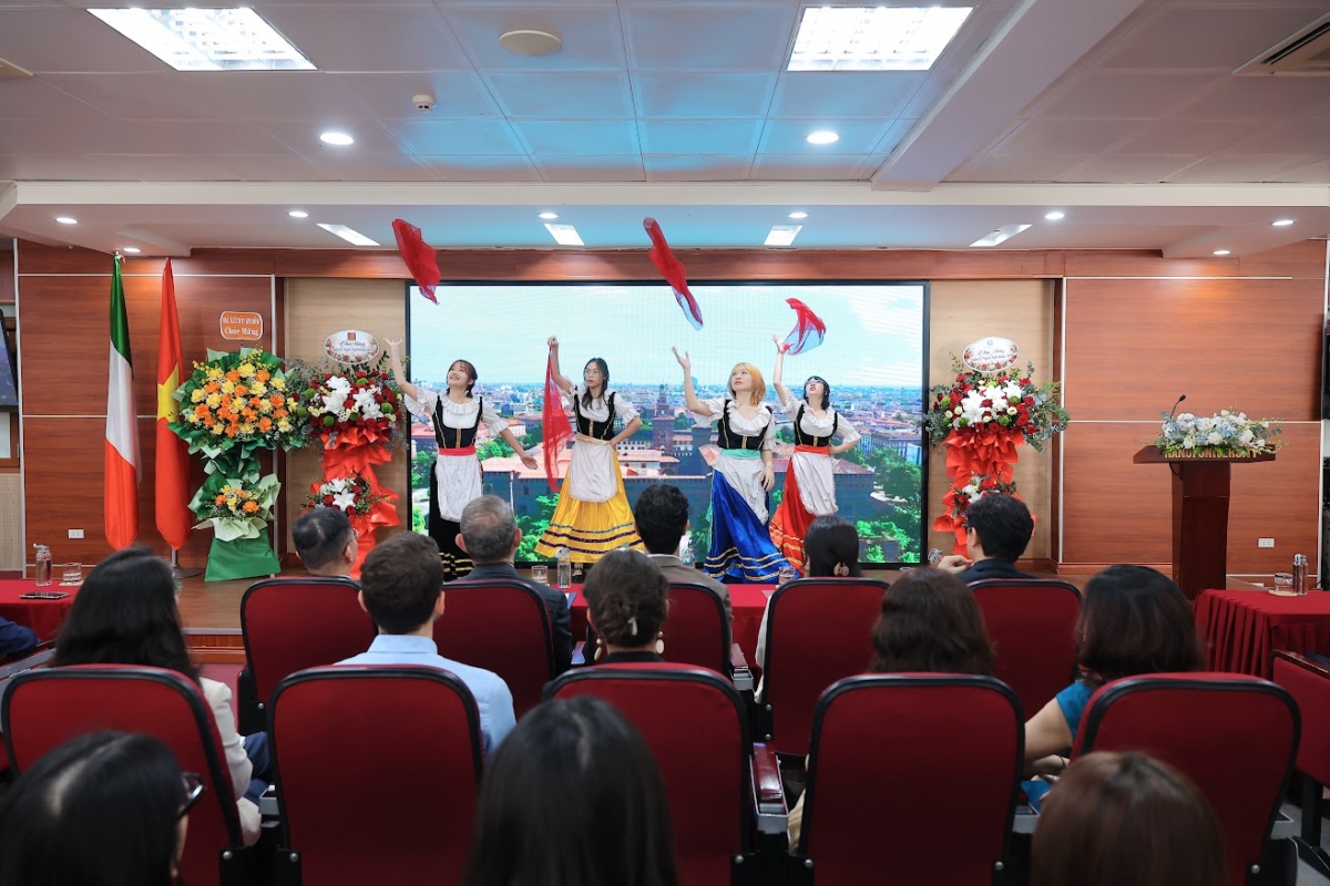 Những điệu múa diễn truyền thống của Italia đã được giới thiệu tại sự kiện. Ảnh: BTC