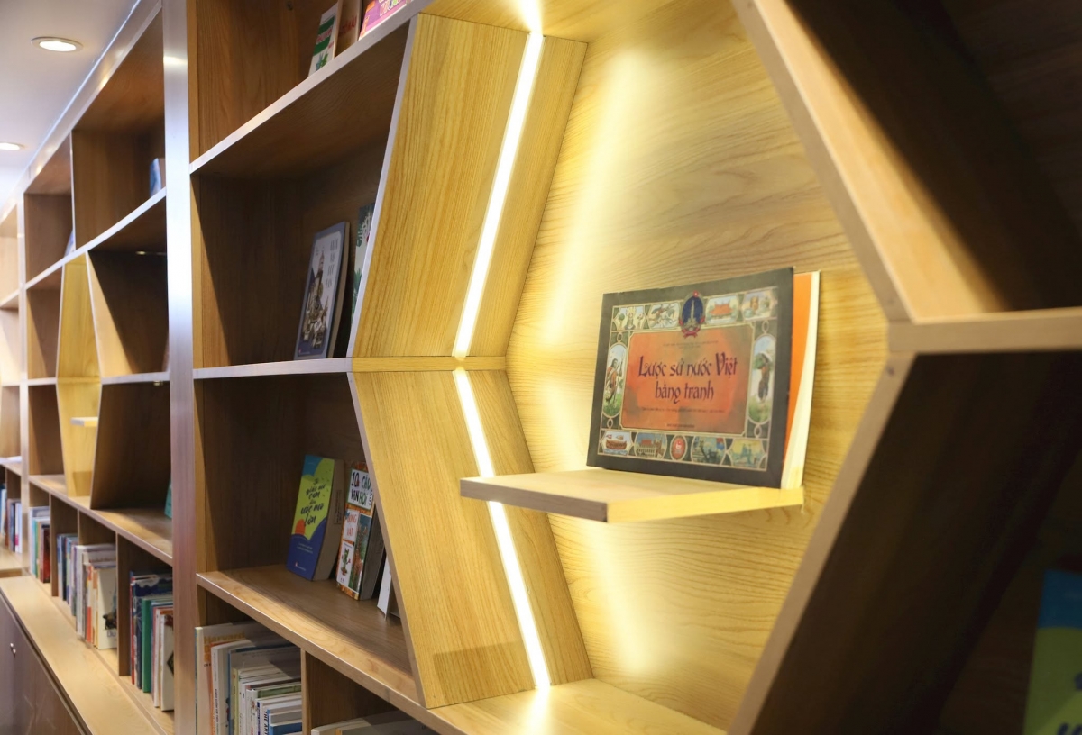 Des étagères en nid d’abeille où se côtoient livres d’histoire et livres pour enfants, comme «Lược sử nước Việt bằng tranh» (Brève histoire du Vietnam en images). Photo: Comité d'organisation