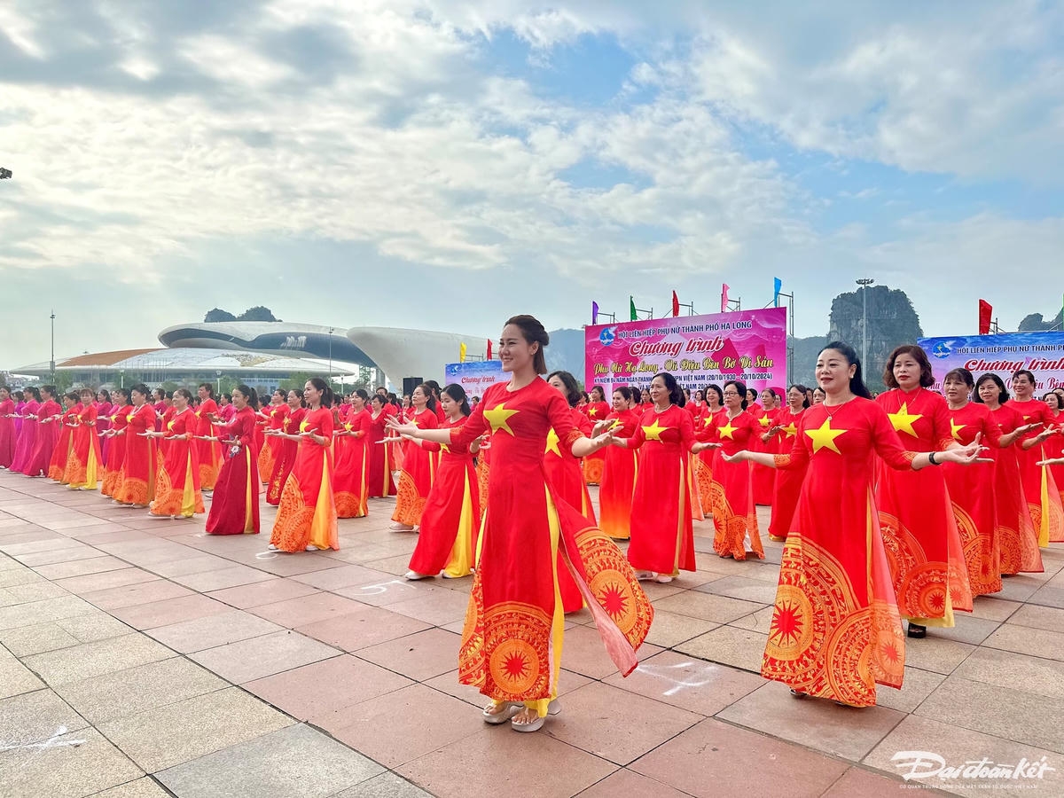 Ein Auftritt der Frauen in traditioneller Tracht Ao Dai in Quang Ninh. (Foto: daidoanket.vn)
