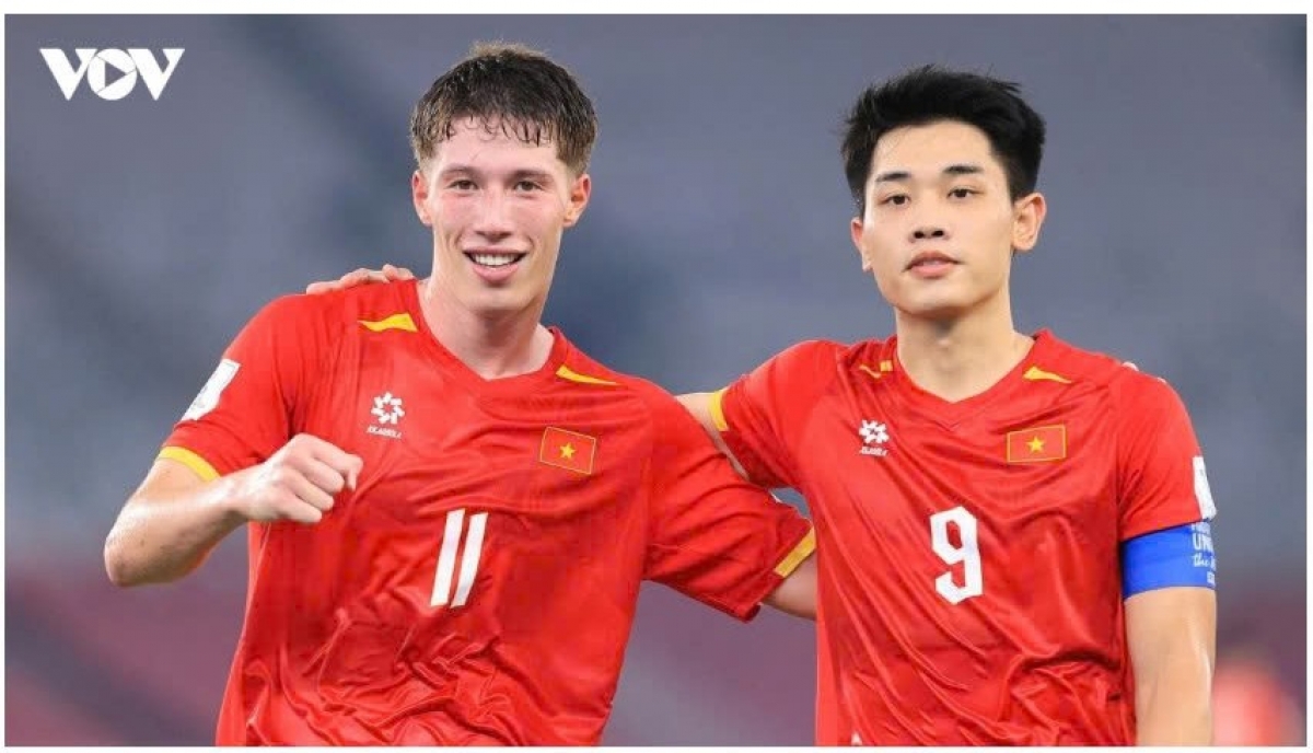 Cheftrainer Kim Sang-sik will bei der Vorbereitung auf Asian Cup 2027 vielversprechende Nachwuchstalente wie Dinh Bac oder Williams Minh Hoang testen. (Foto: VOV)