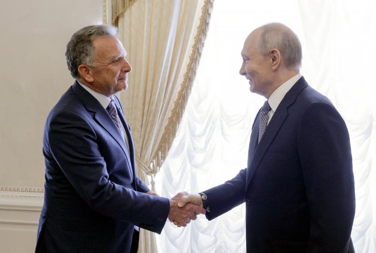 Russian President Vladimir Putin shakes hands with US special envoy Steve Witkoff during a meeting at the Constantine Palace in Saint Petersburg, Russia, October 21, 2026. (Photo: Sputnik/Gavriil Grigorov/Pool via REUTERS)