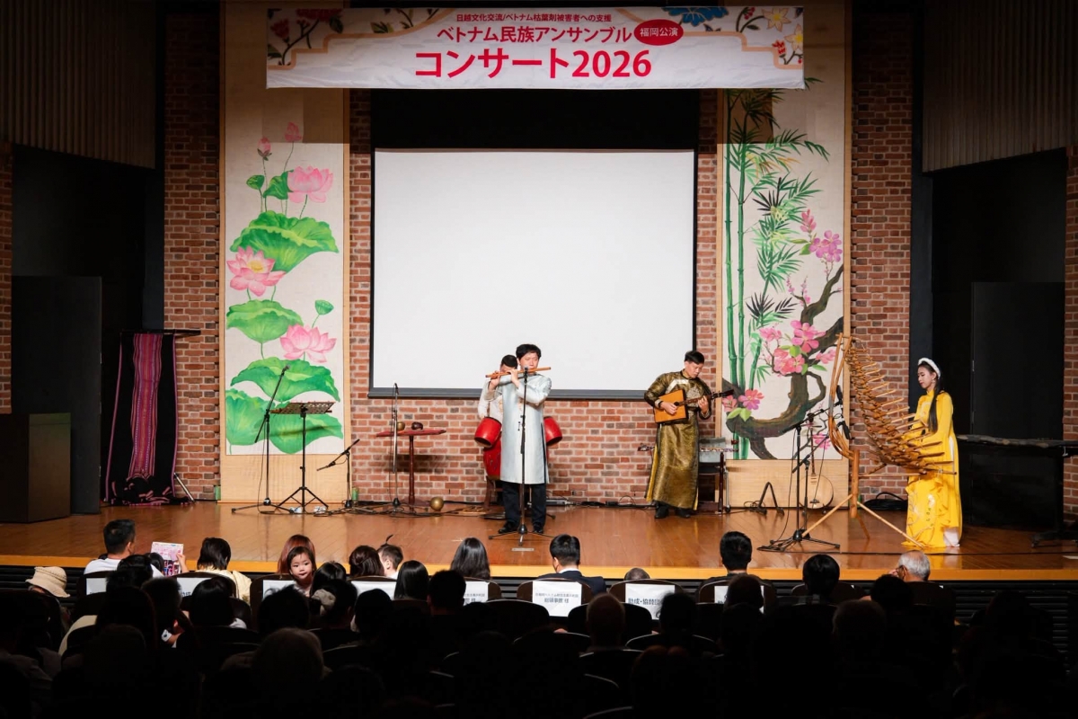Eine Aufführung beim Konzert in Hiroshima. (Foto: phunuvietnam.vn)