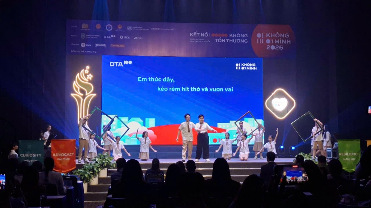 Bui Nguyen Gia Bao (con pantalón negro), conocido artísticamente como Muoi Dubai y embajador de la campaña, durante una actuación artística junto a otros jóvenes en el evento. Foto: Wellspring Hanoi