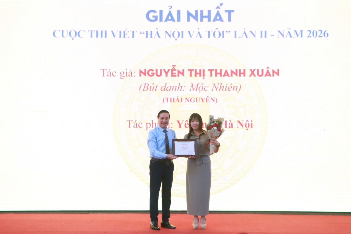 Ban tổ chức trao giải Nhất cho tác giả Nguyễn Thị Thanh Xuân - Ảnh: Đình Thế