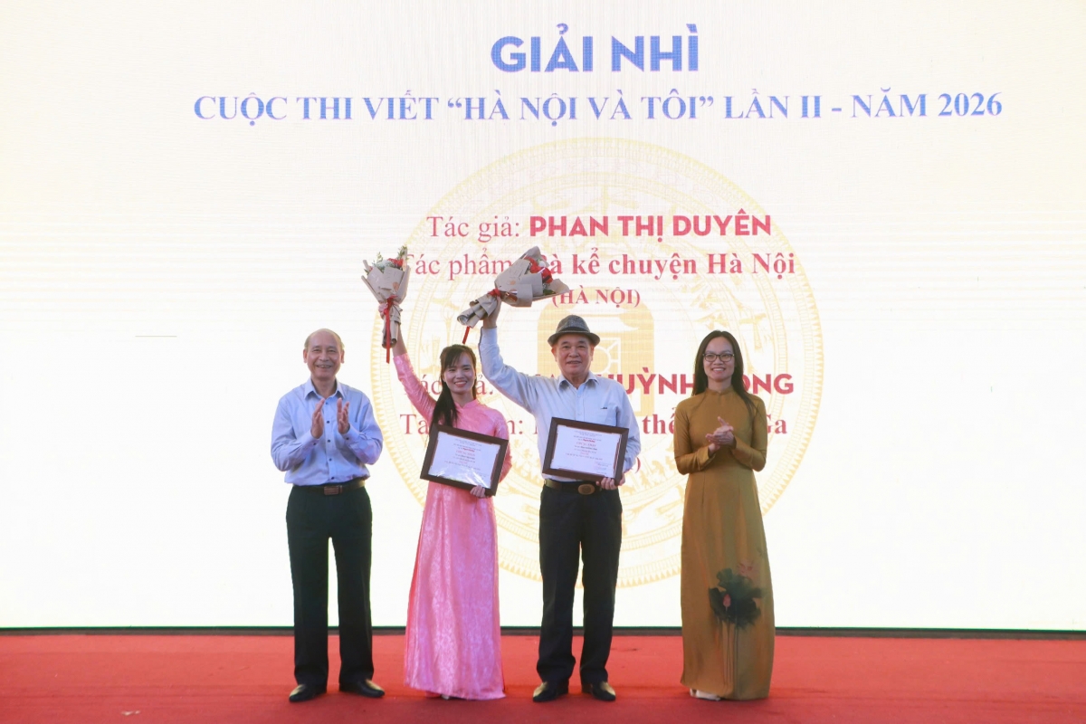 Ban tổ chức trao 2 giải Nhìn cho tác giả Phan Thị Duyên (Hà Nội) và tác giả Phạm Huỳnh Công (Hà Nội) - Ảnh: Đình Thế