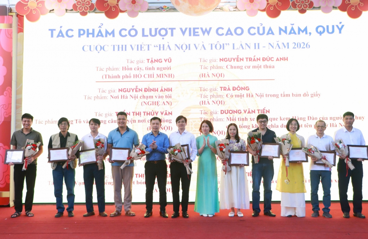Vinh danh các tác giả có bài viết với nhiều lượt view. - Ảnh: Đình Thế