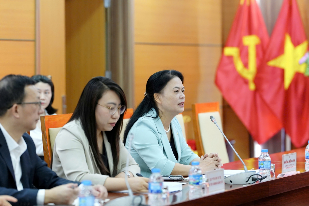 Kong Xianling, Leiterin der Rundfunk- und Fernsehbehörde des Autonomen Gebiets Guangxi der Zhuang-Nationalität (r.), beim Treffen. (Foto: Kim Lieu)