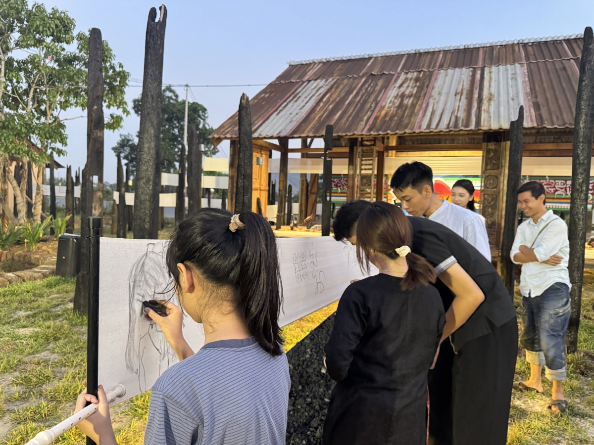 Tương tác, trải nghiệm dùng than cháy vẽ trên các tấm vải