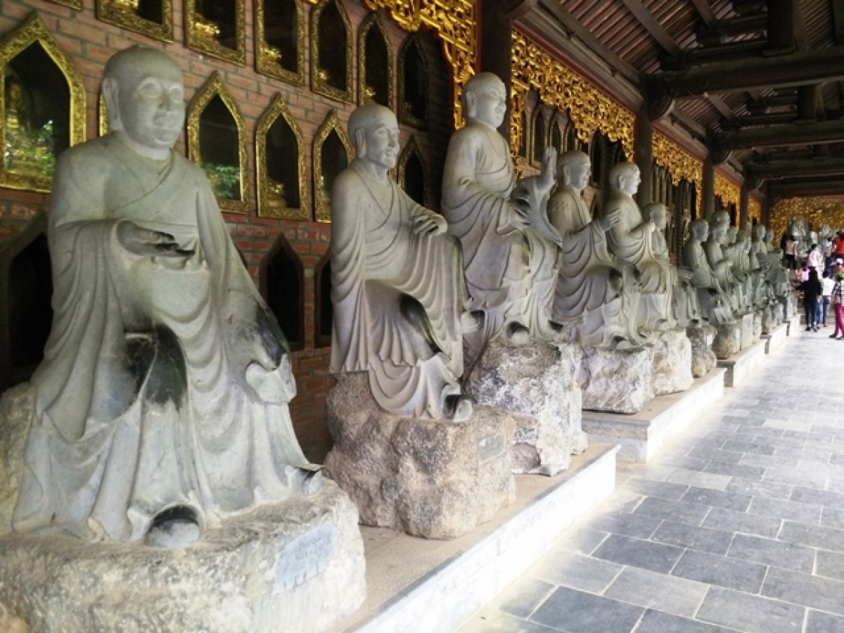 Pagoda with the longest corridor of Arhat statues: approximately 3 kilometers.