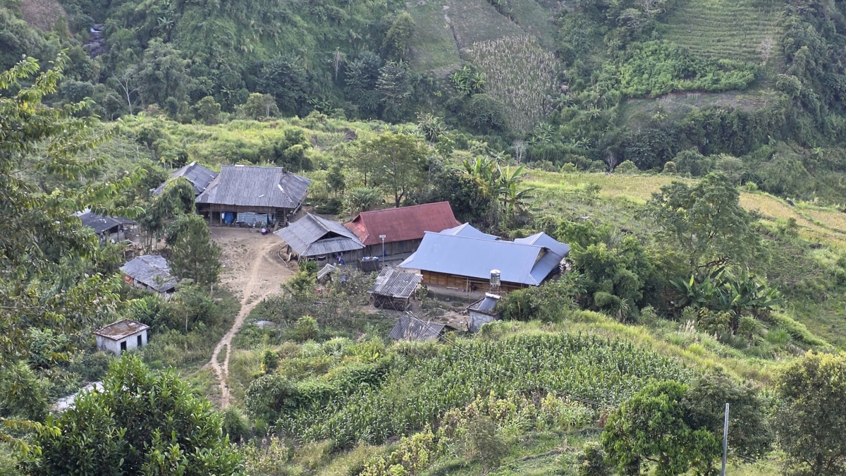 Bản làng người Mông trên cung đường đá cổ Pavi.