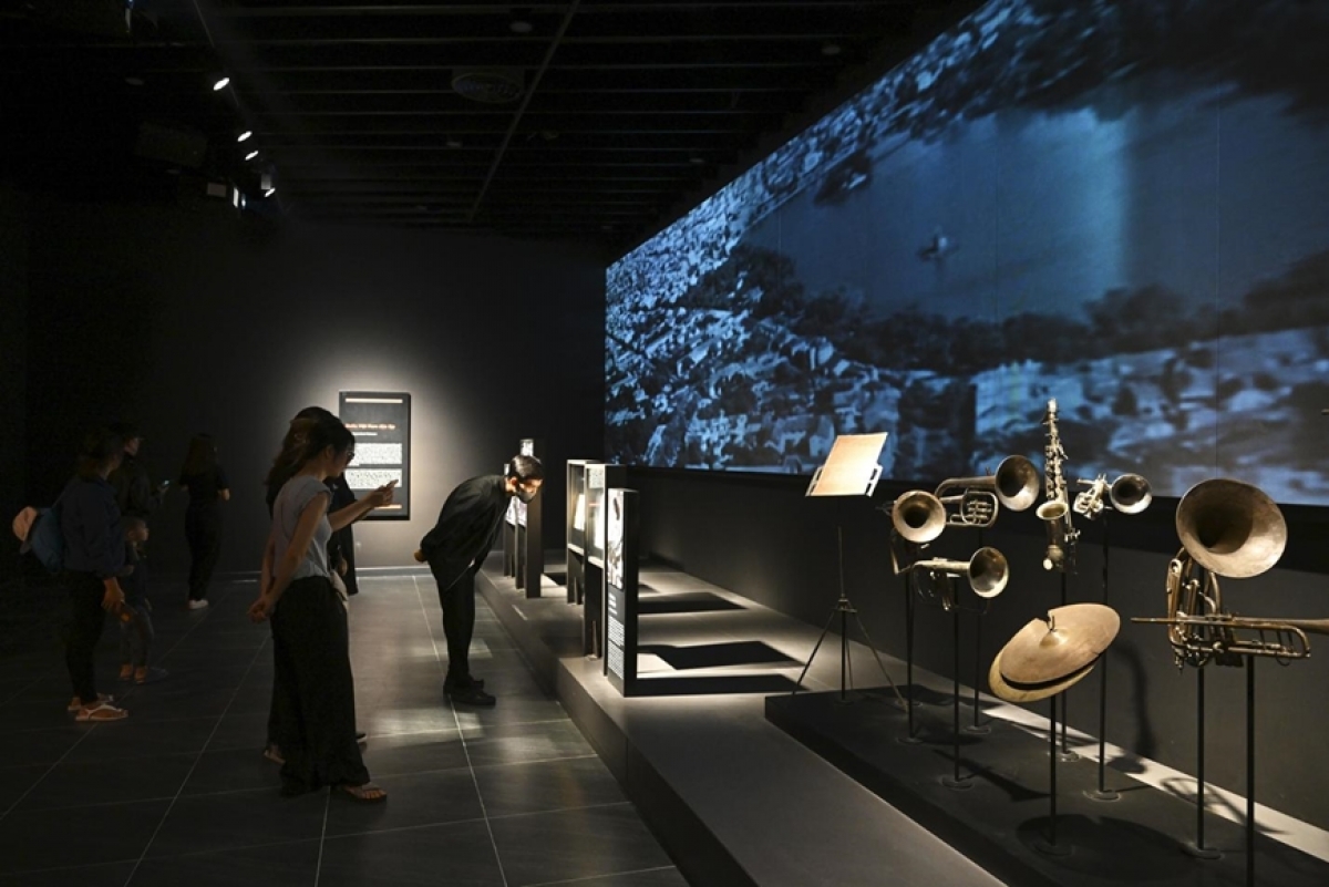 Para pengunjung di Museum Sejarah Militer tersebut (Foto: qdnd.vn)
