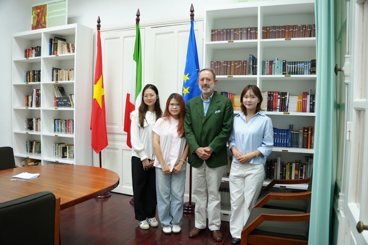 Nhóm phóng viên thực hiện chương trình chụp ảnh cùng Đại sứ Italia tại Việt Nam Marco Della Seta