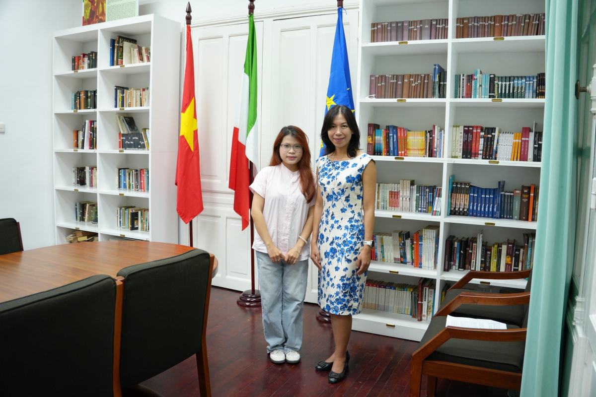 Bà Trần Hồng Hạnh (Áo hoa xanh) chụp ảnh cùng phóng viên