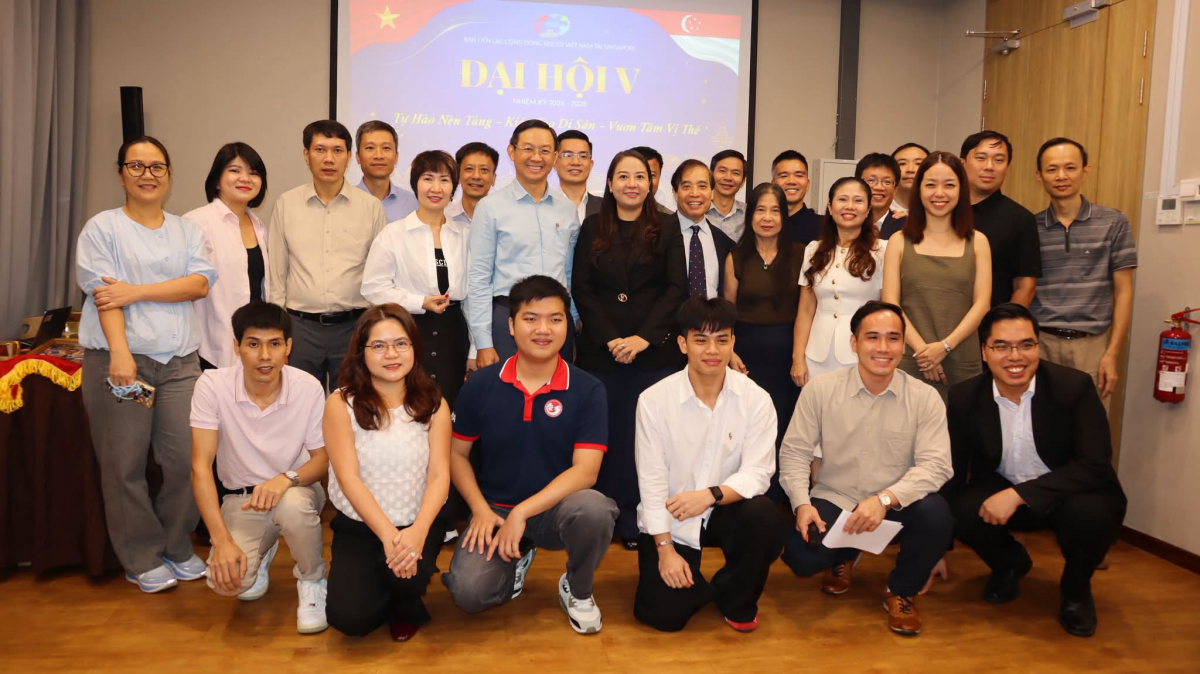 Các đại biểu chụp ảnh lưu niệm tại Đại hội V Ban Liên lạc Cộng đồng Người Việt Nam tại Singapore.