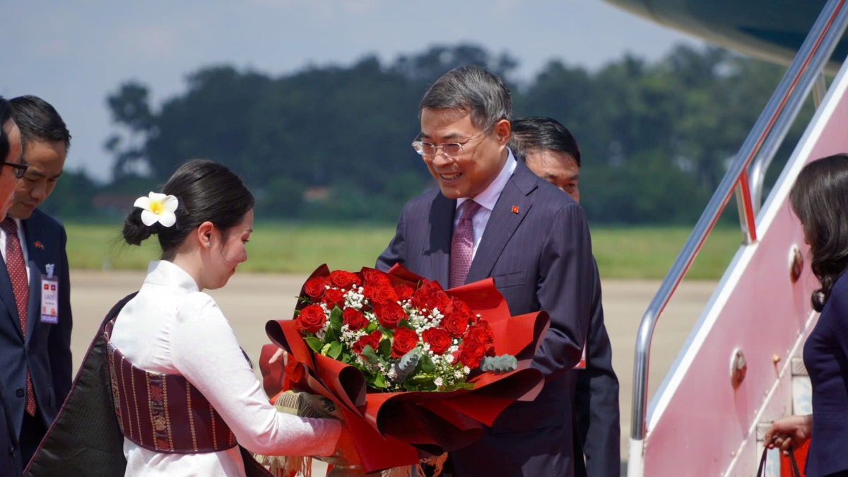 Prime Minister Le Minh Hung arrives in Vientiane to begin an official visit to Laos. (Photo: VOV)