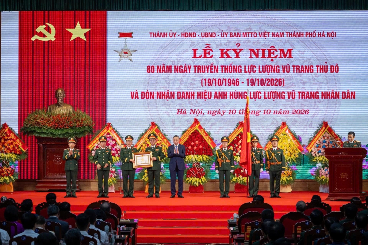 Party leader and President To Lam presents the title of Hero of the People's Armed Forces to the Hanoi Capital Armed Forces, October 10, 2026. (Photo: VOV)
