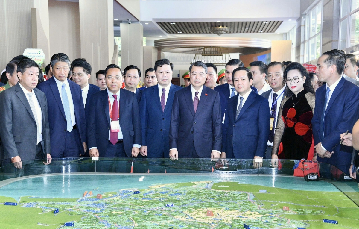 PM Le Minh Hung dan para delegasi mengunjungi area pameran, termasuk maket perencanaan. Foto: VOV