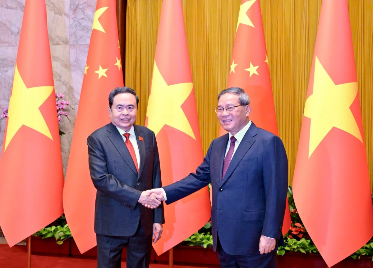 Ketua MN Tran Thanh Man melakukan pertemuan dengan Li Qiang, Anggota Tetap Politbiro Komite Sentral Partai Komunis Tiongkok sekaligus Perdana Menteri Dewan Negara Republik Rakyat Tiongkok. Foto: VOV 