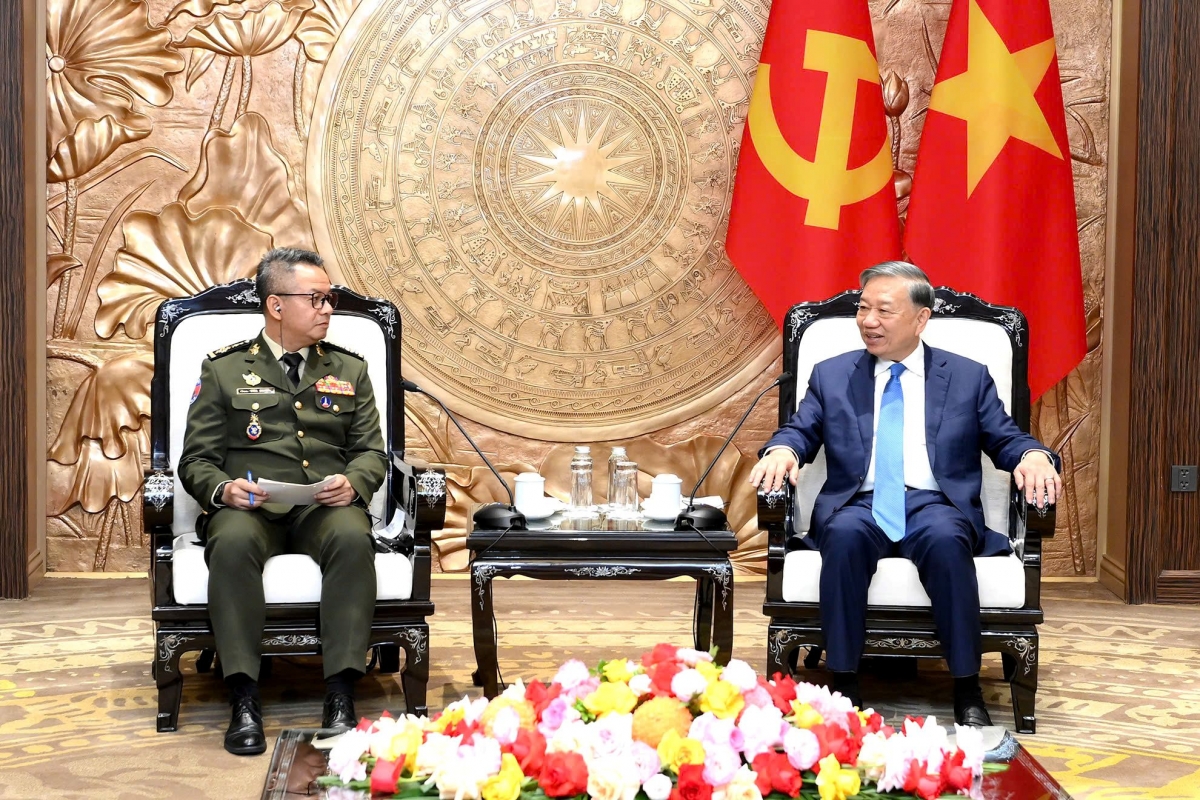 越共中央总书记、国家主席苏林14 日在河内会见正对越南进行正式访问的柬埔寨副首相兼国防大臣迪西哈 上将