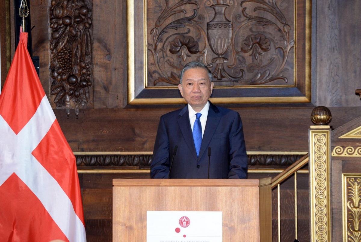 Party General Secretary and President To Lam delivers a policy speech at the University of Copenhagen. (Photo: Viet Cuong/VOV)