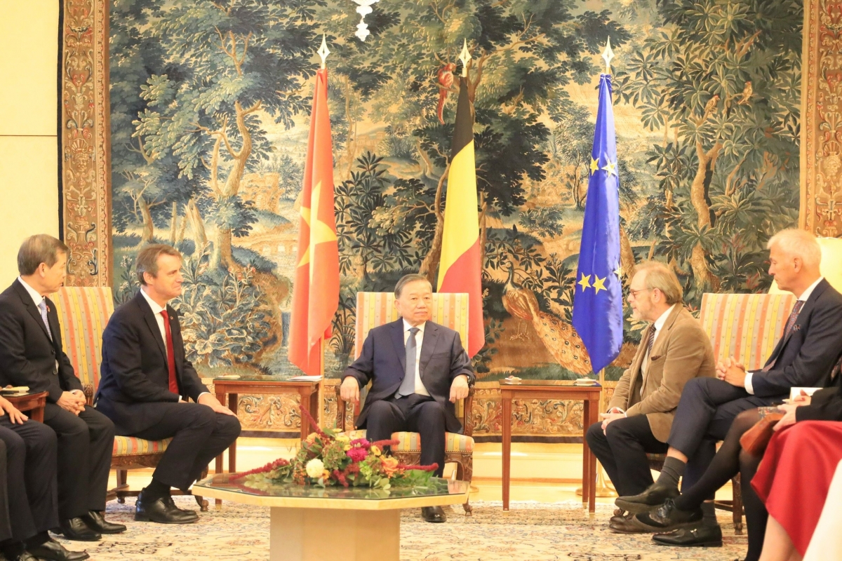 General Secretary of the Communist Party of Vietnam Central Committee and President To Lam (C) meets with Speaker of the Belgian Senate Vincent Blondel (L) and President of the Belgian House of Representatives Peter De Roover (R) on October 23, 2026. (Photo: VNA)