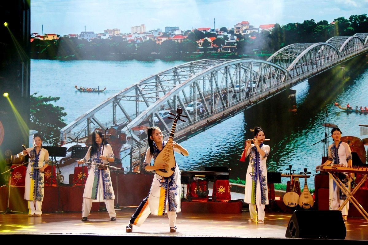Tiết mục hoà tấu "Lý ngựa ô" của Nhà hát Nghệ thuật truyển thống cung đình Huế. Ảnh: VOV