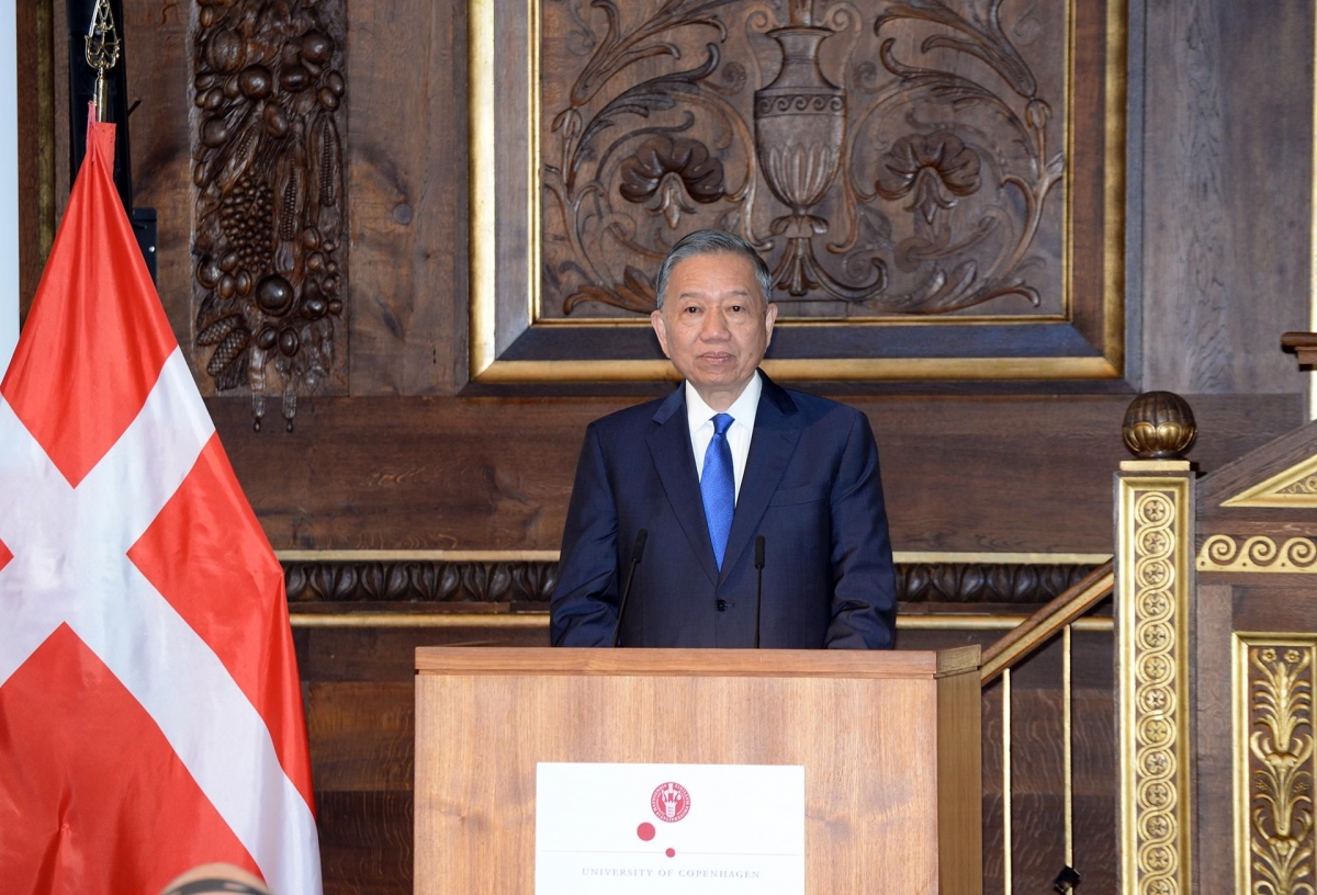 El secretario general del Partido Comunista y presidente de Vietnam, To Lam, pronuncia un discurso político en la Universidad de Copenhague. Foto: VOV