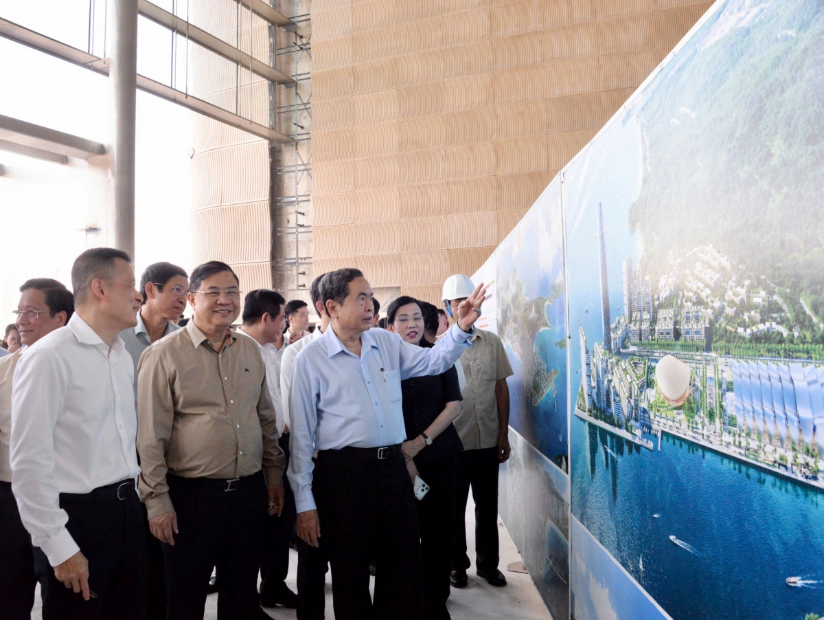 Le président de l’Assemblée nationale, Trân Thanh Mân inspecte le chantier du centre de conférences de l’APEC. Photo: VOV