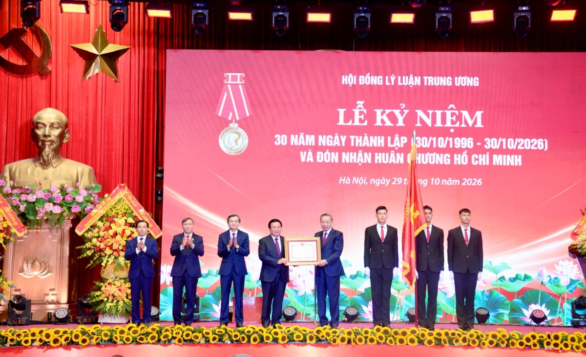 General Secretary and President To Lam presents the Ho Chi Minh Order to the Central Council for Theoretical Studies. (Photo: Viet Cuong/VOV)