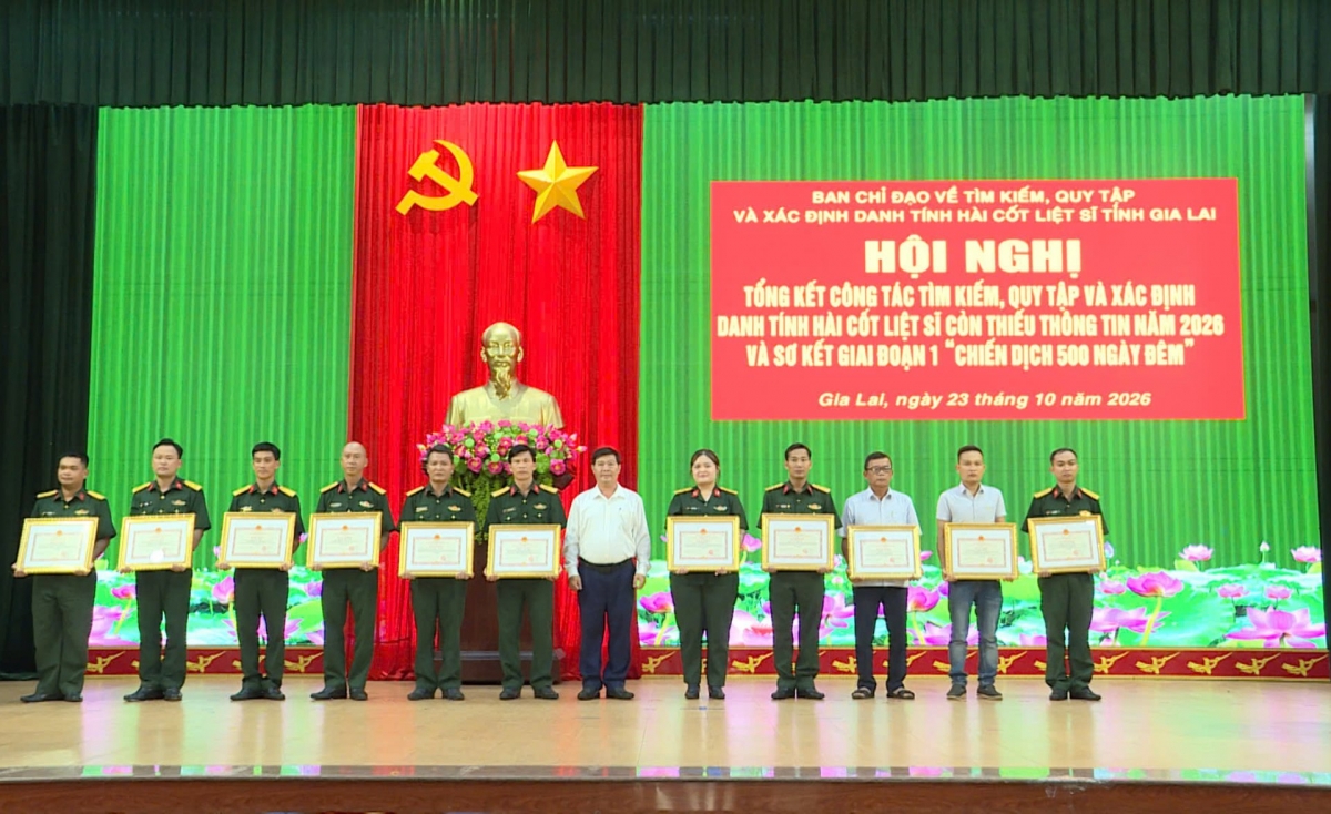 Organizations and individuals with outstanding achievements during the "500-day campaign" receive Certificates of Merit from the Chairman of the Gia Lai Provincial People's Committee. (Photo: Hoang Qui/VOV-Central Highlands)