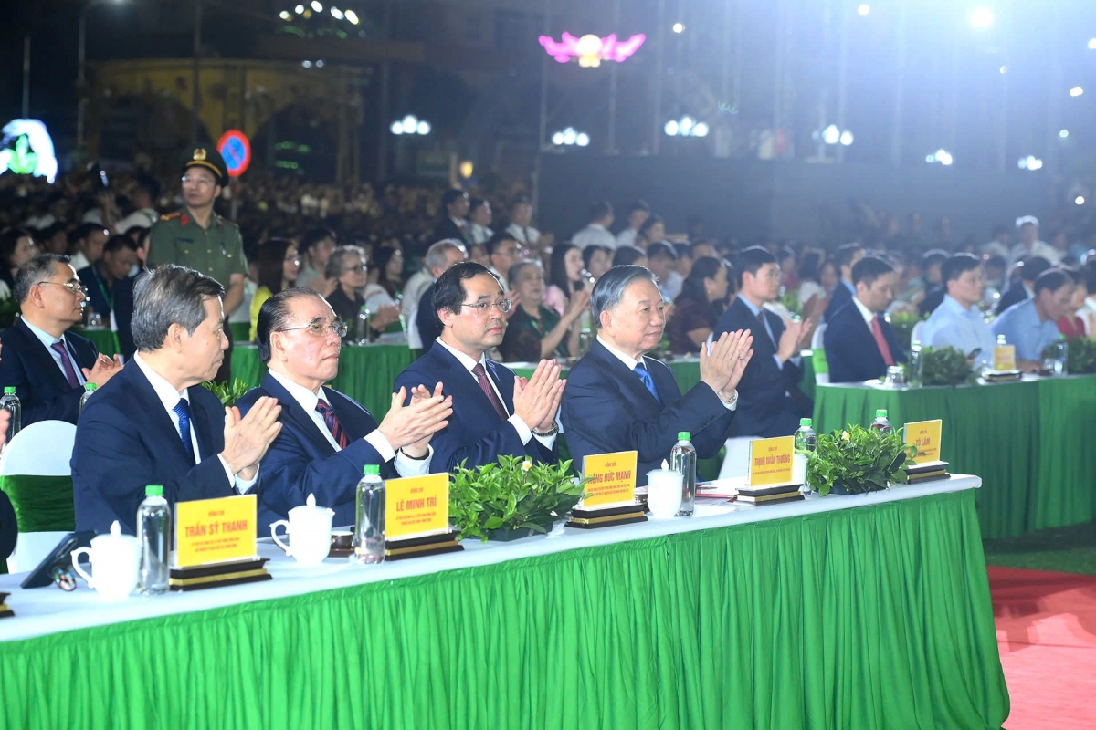 เลขาธิการใหญ่พรรค ประธานประเทศ โตเลิม และบรรดาผู้แทน