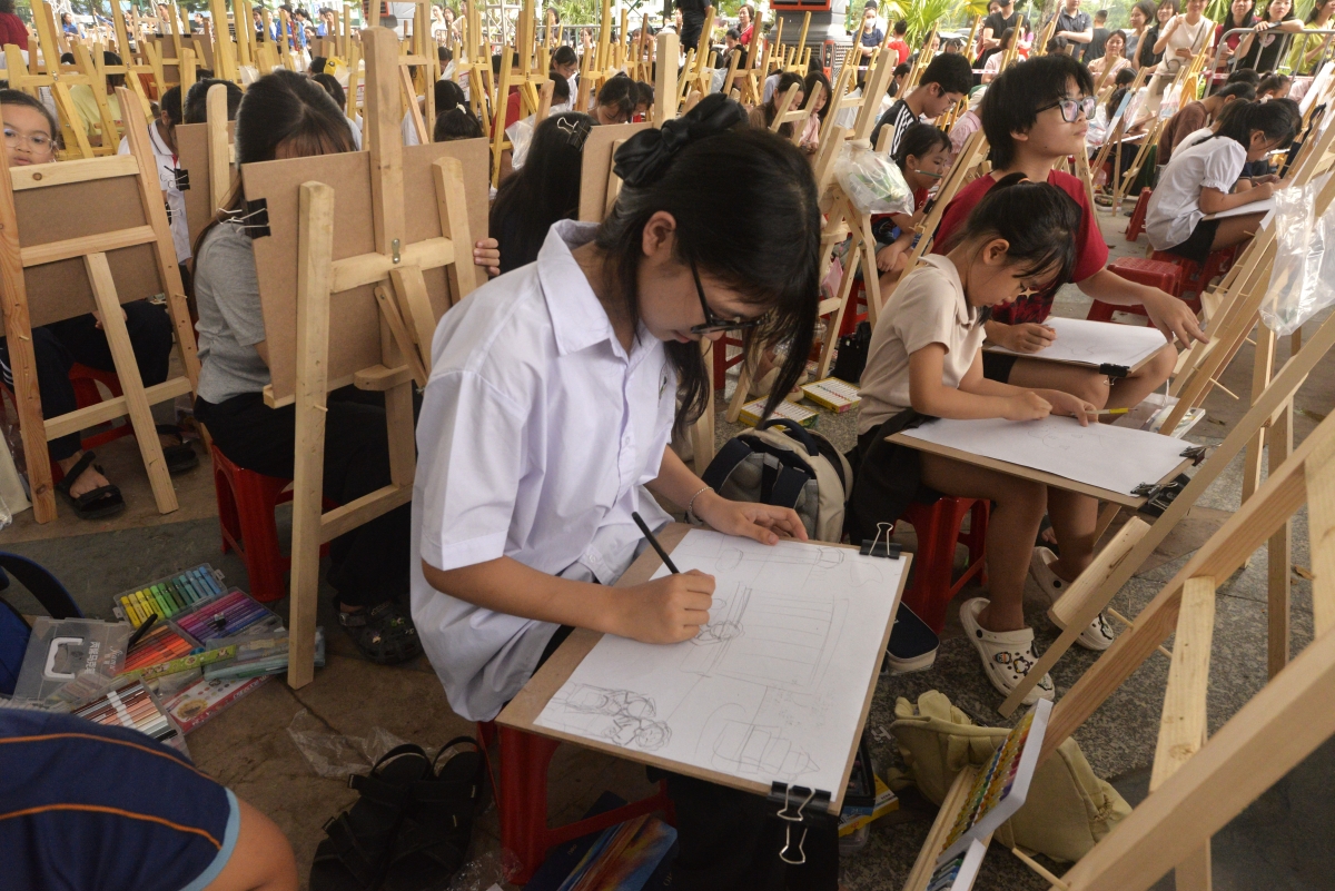 More than 700 children from Hanoi and abroad take part in a drawing competition. (Photo: Thuy Nga/VOV1)