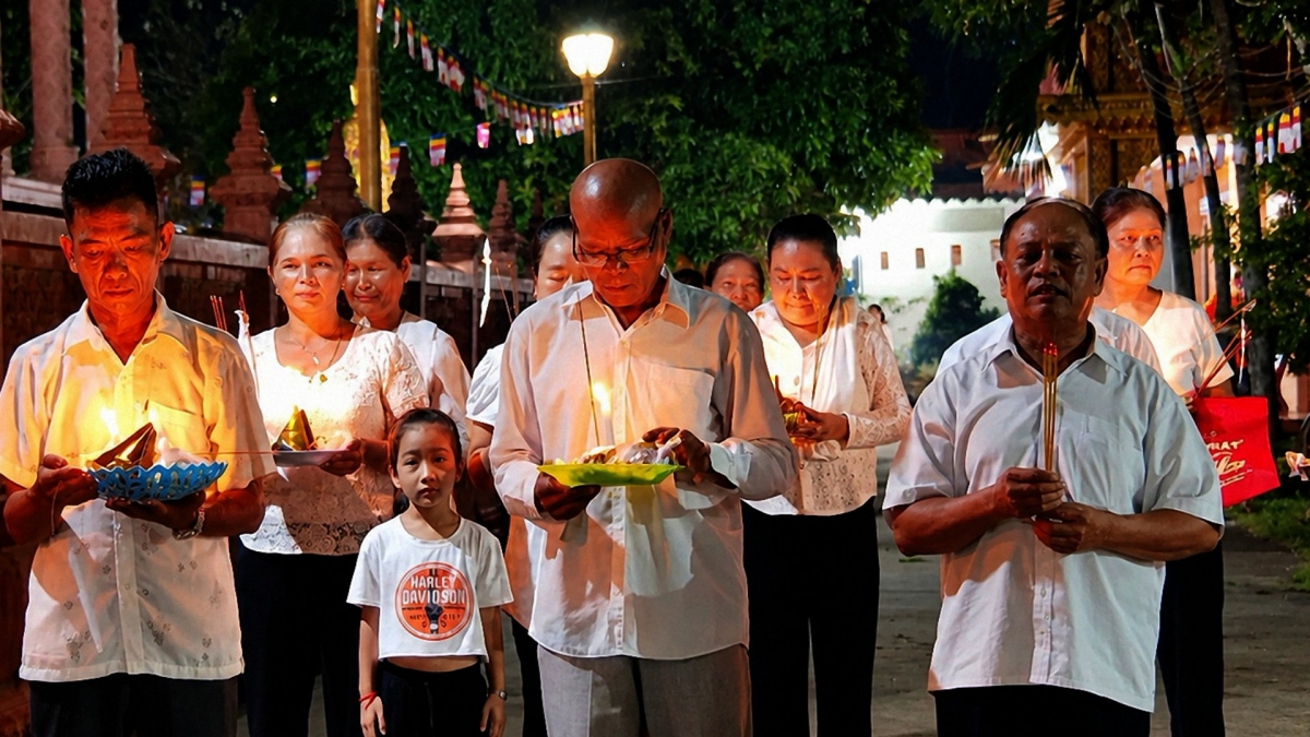 An Achar guides people to perform the rice ball offering ritual. (Photo: Thach Tra Vinh/VOV-Mekong Delta)
