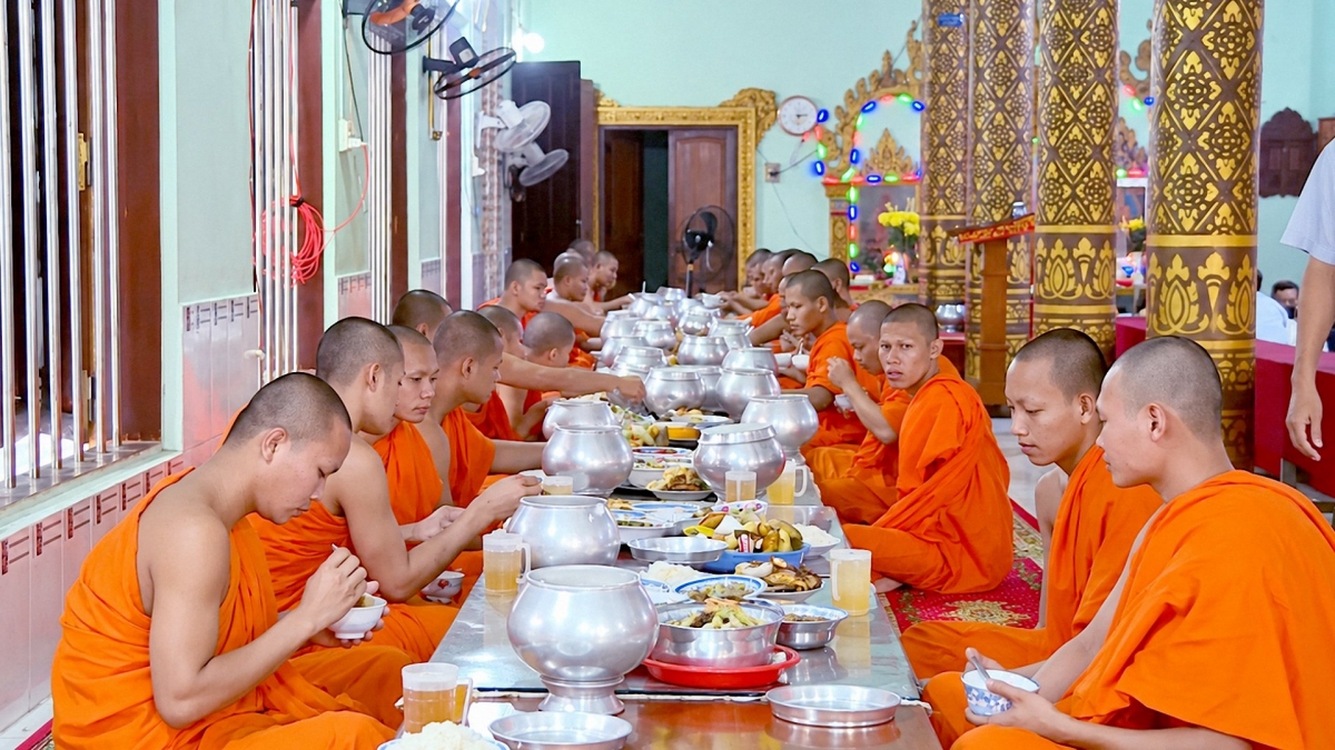 
Monks at Somrong Ek Pagoda eat food offerings from Buddhist devotees during an alms-giving ceremony. (Photo: Thach Tra Vinh/VOV-Mekong Delta)
