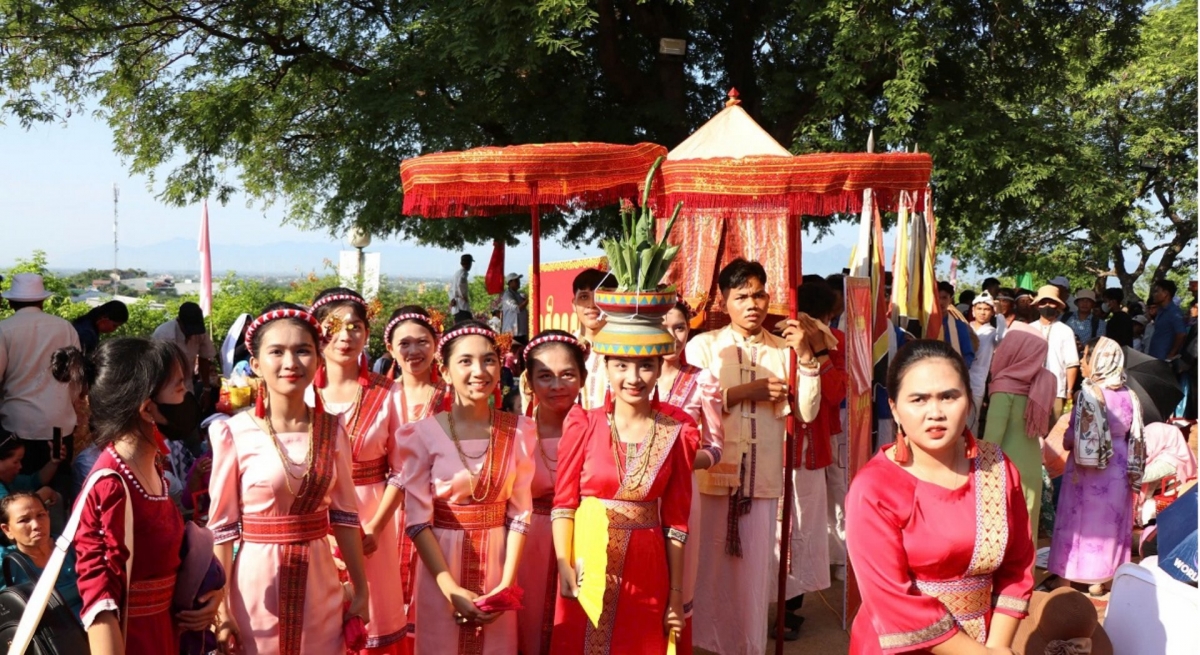 A procession carrying the ceremonial attire of Po Klong Garai during the Kate Festival (Photo: Doan Si/VOV-Ho Chi Minh City)