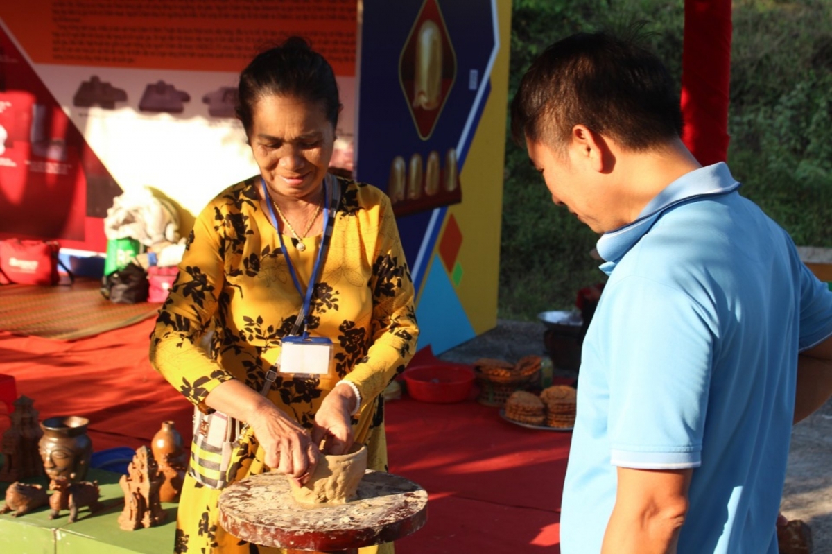 Cham artisans demonstrate traditional pottery-making techniques at the Kate Festival (Photo: Doan Si/VOV-Ho Chi Minh City)
