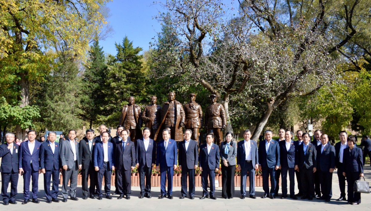 越南国会主席陈青敏及其一行14日参观陕西省延安市杨枣园革命旧址: Lê Tuyết/VOV